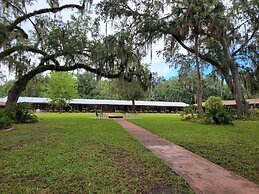 Tropical Resort & Marina on Lake Beresford