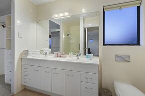 Spacious Family Home - Backyard-Mt-Views