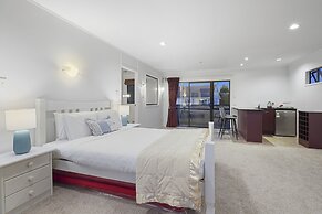 Spacious Family Home - Backyard-Mt-Views