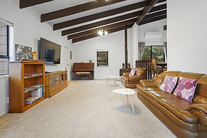 Spacious Family Home - Backyard-Mt-Views