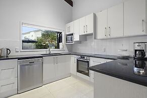 Spacious Family Home - Backyard-Mt-Views