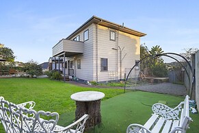 Spacious Family Home - Backyard-Mt-Views