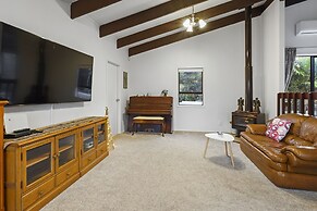 Spacious Family Home - Backyard-Mt-Views