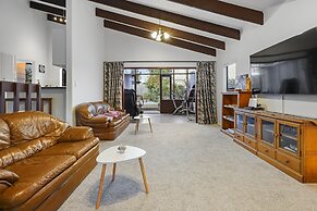 Spacious Family Home - Backyard-Mt-Views