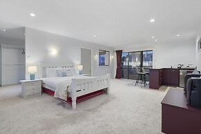 Spacious Family Home - Backyard-Mt-Views