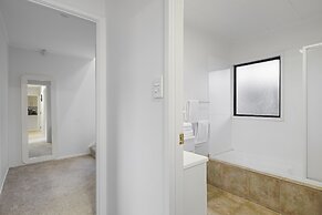 Spacious Family Home - Backyard-Mt-Views