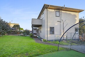 Spacious Family Home - Backyard-Mt-Views