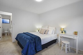 Spacious Family Home - Backyard-Mt-Views