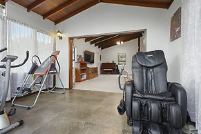 Spacious Family Home - Backyard-Mt-Views