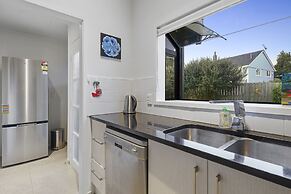 Spacious Family Home - Backyard-Mt-Views