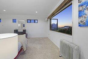 Spacious Family Home - Backyard-Mt-Views