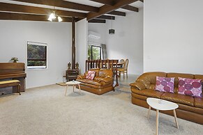 Spacious Family Home - Backyard-Mt-Views