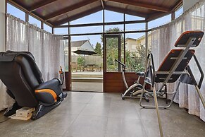 Spacious Family Home - Backyard-Mt-Views