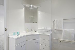 Spacious Family Home - Backyard-Mt-Views