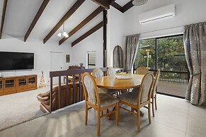 Spacious Family Home - Backyard-Mt-Views