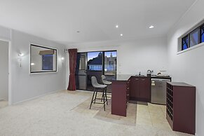 Spacious Family Home - Backyard-Mt-Views