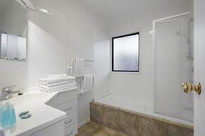 Spacious Family Home - Backyard-Mt-Views