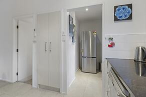 Spacious Family Home - Backyard-Mt-Views