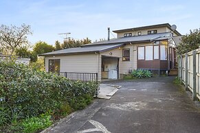 Spacious Family Home - Backyard-Mt-Views