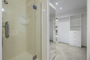 Spacious Family Home - Backyard-Mt-Views