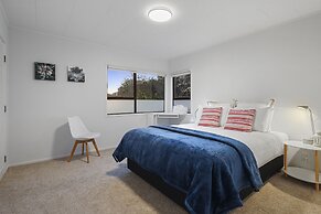 Spacious Family Home - Backyard-Mt-Views