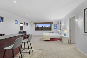 Spacious Family Home - Backyard-Mt-Views