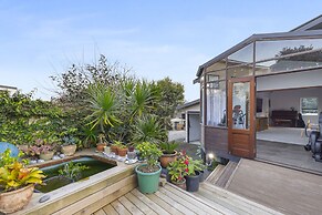 Spacious Family Home - Backyard-Mt-Views