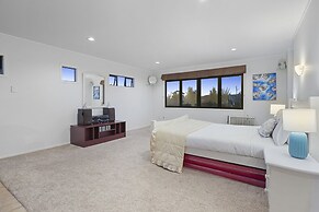 Spacious Family Home - Backyard-Mt-Views