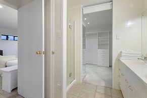 Spacious Family Home - Backyard-Mt-Views