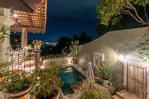 HOLT - Classic Chalet with Pool Overlooking Parroquia