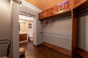 HOLT - Classic Chalet with Pool Overlooking Parroquia