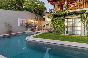 HOLT - Classic Chalet with Pool Overlooking Parroquia