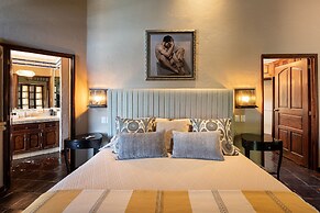 HOLT - Classic Chalet with Pool Overlooking Parroquia