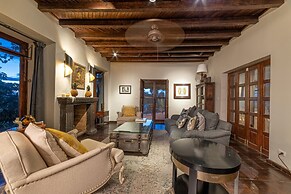 HOLT - Classic Chalet with Pool Overlooking Parroquia