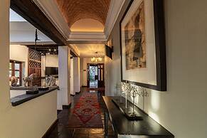 HOLT - Classic Chalet with Pool Overlooking Parroquia