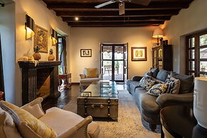 HOLT - Classic Chalet with Pool Overlooking Parroquia