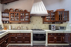 HOLT - Classic Chalet with Pool Overlooking Parroquia