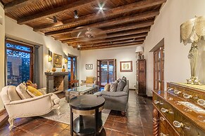 HOLT - Classic Chalet with Pool Overlooking Parroquia