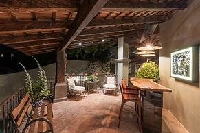 HOLT - Classic Chalet with Pool Overlooking Parroquia