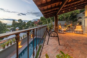 HOLT - Classic Chalet with Pool Overlooking Parroquia