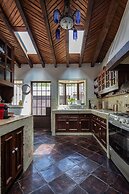 HOLT - Classic Chalet with Pool Overlooking Parroquia