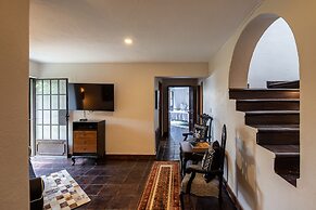 HOLT - Classic Chalet with Pool Overlooking Parroquia