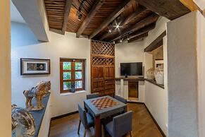 HOLT - Classic Chalet with Pool Overlooking Parroquia