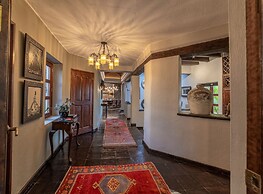 HOLT - Classic Chalet with Pool Overlooking Parroquia