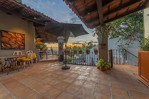 HOLT - Classic Chalet with Pool Overlooking Parroquia