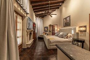 HOLT - Classic Chalet with Pool Overlooking Parroquia