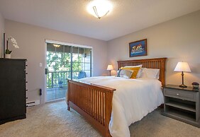 Gorge View 365 4 Bedroom Home by RedAwning