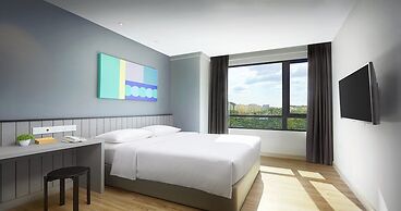 Komune Living & Wellness in the Park