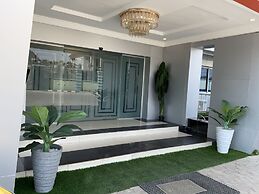 LIS HOTEL AND SUITES