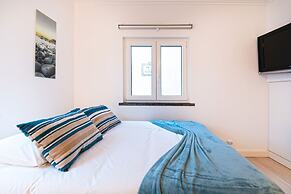 JOIVY Superb Studios In Cascais Centre